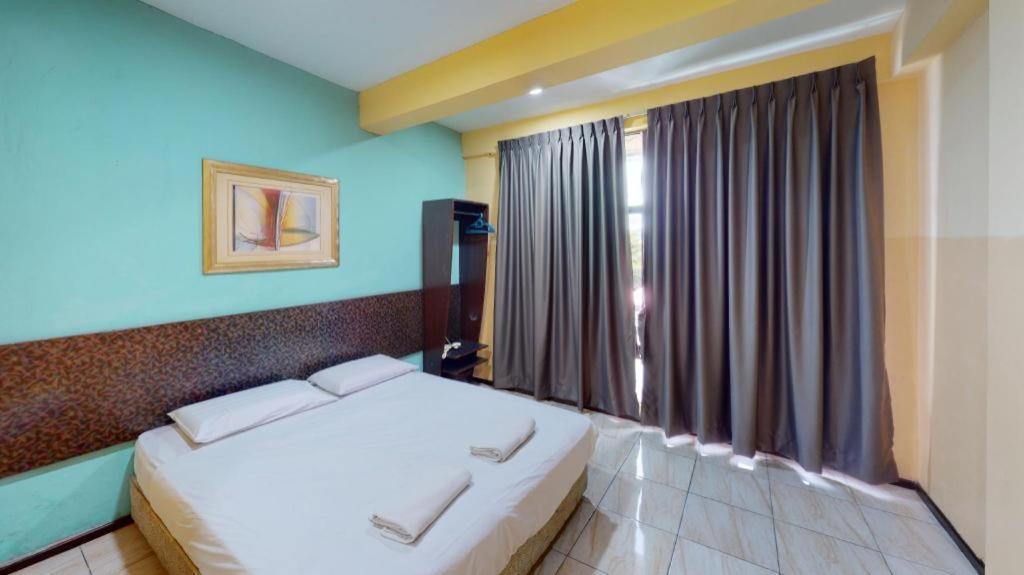 Aristo Hotel @ Putatan Kota Kinabalu Buitenkant foto